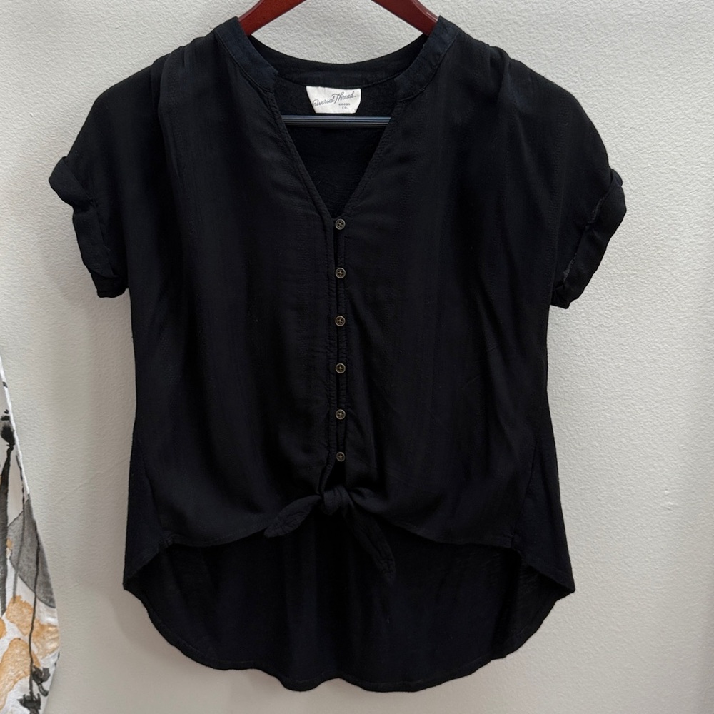 Womenโs Universal Thread Black Front Tie Short Sleeve Blouse. Size XS.